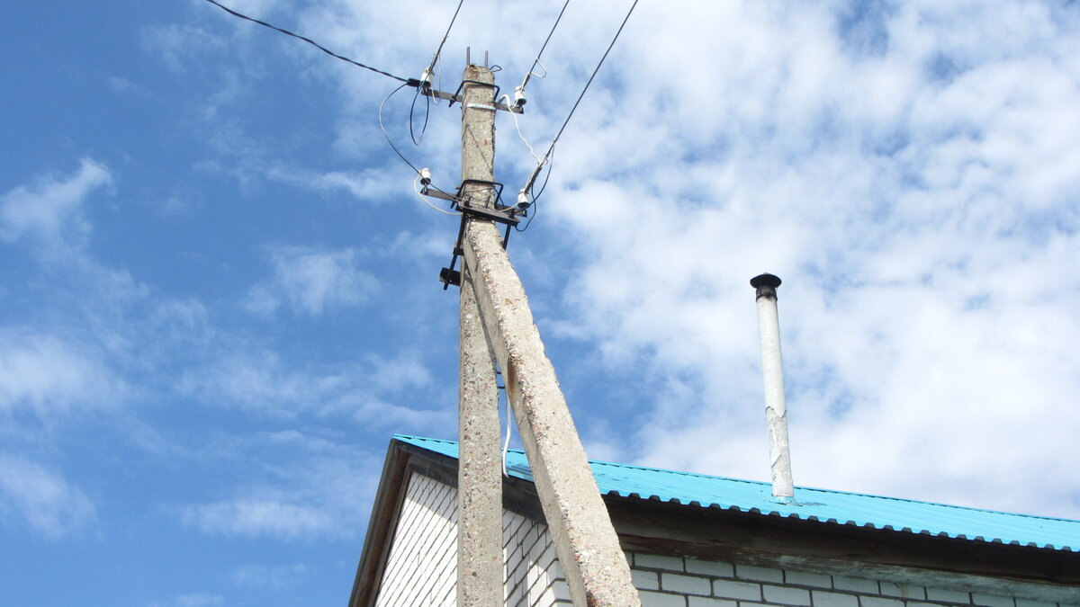 "Достойный" пример самозахвата территории, Здание построили прямо вплотную к ЛЭП.