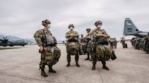 солдаты  армии США готовые к передислокации войск.