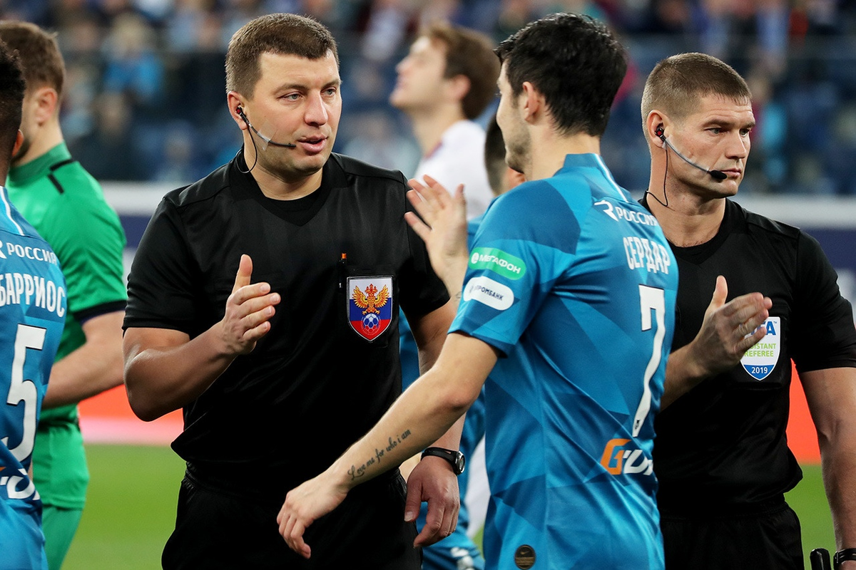 Футбольный арбитр Михаил Вилков и игрок "Зенита" Азмун. Фото из интернета.