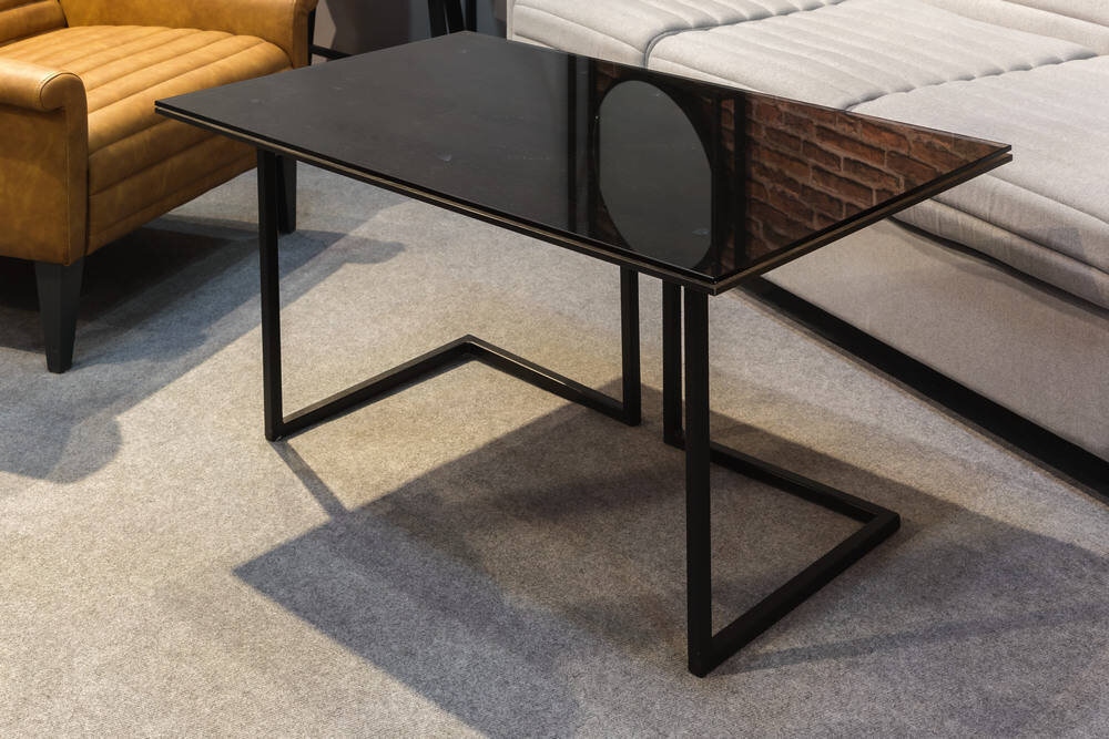 Мини обеденный стол — внешне очень похож на классический обеденный стол с четырьмя или одной  центральной ножкой. 