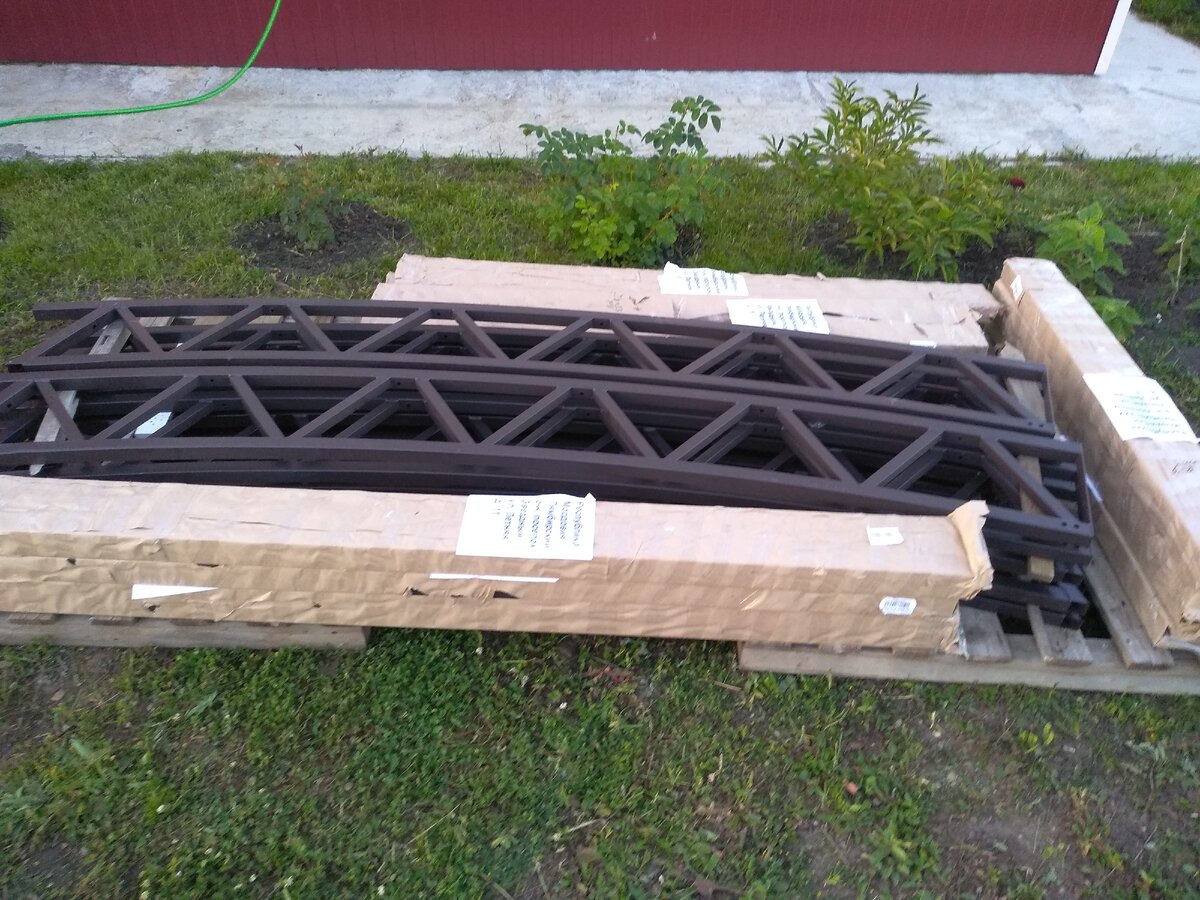 Навес в разобранном виде. Фермы также были запакованы, но я их распаковал, так как в упаковке тяжело выгружать. @Горбунов Сергей Канал Самостройщика.