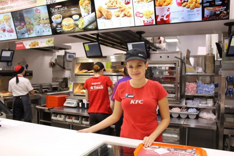 Ростикс работа. KFC кассир. Форма KFC. KFC сотрудники.