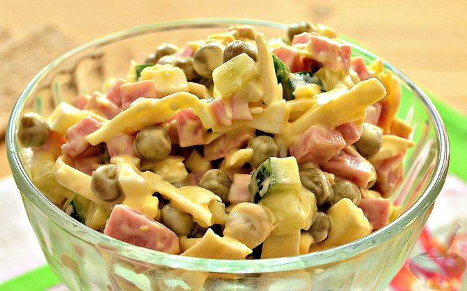 Салат «Нежность» с плавленым сыром и колбасой 