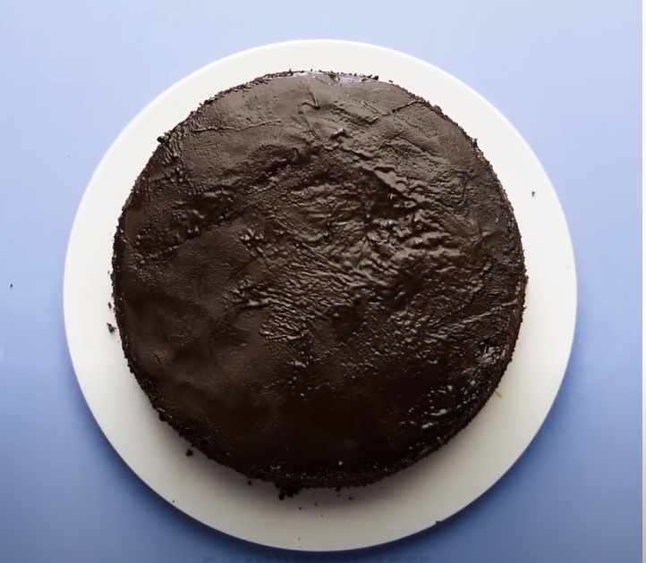 Берем любой торт, лучше шоколадный, на нем наш рисунок будет выглядеть ярче и заметнее