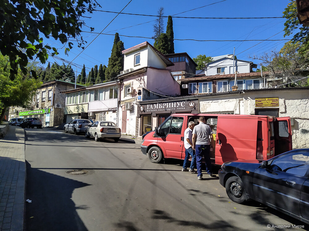 Ялта поразила меня немыслимым количеством сарайчиков и скворечников для приезжих