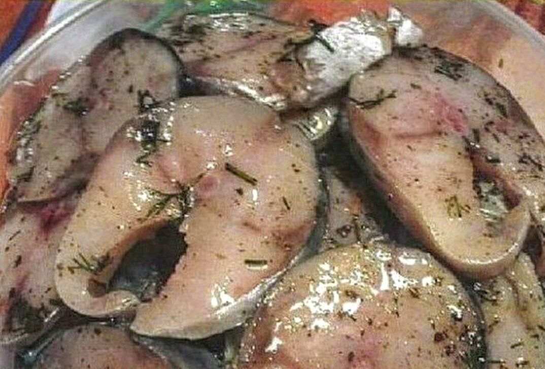 Хочу поделиться с вами вкусным рецептом засолки рыбы! Очень простой и быстрый способ,а рыба получается отменная! Это закуска из свежей рыбы! Подойдёт скумбрия или сельдь.    На три рыбки нам понадобится : 3-4 луковицы,3 столовые ложки соли,1 столовая ложка сахара,1/2 стакана растительного масла,1/2 стакана уксуса 9%,( можно меньше,кто не любит кислоту), 1 стакан воды ( кипячёной, остывшей), укроп свежий, чёрный молотый перец, лавровый лист, немного кориандра. ( Пару горошин душистого перца,для любителей).   Замороженную рыбу разморозить не до конца,так удобнее резать и чистить. Рыбу разделываем,отрезаем голову,удаляем внутренности, черную пленку с брюшка. Режем кусочками толщиной 2 см. Укладываем нашу рыбку в ёмкость ( банка, контейнер. Что вам удобнее). Слой рыбы,посыпаем смесью соль/сахар/ чёрный перец. Далее лук полукольцами,укроп, немного кориандра. Небольшие кусочки лаврового листа.Затем опять рыба. Так же засыпаем смесью соли,и перекладываем в том же порядке.  Смешать уксус,масло,воду. Залить рыбу,и убрать в холодильник минимум на 6 часов. Я делаю с вечера,на ночь в холодильник.  Посол получается пряным,с ароматом укропа. Рыбка тает во рту! Отлично подходит к отварному картофелю! Приготовьте- не пожалеете! Оторваться трудно. Приятного вам аппетита! Готовьте с удовольствием!