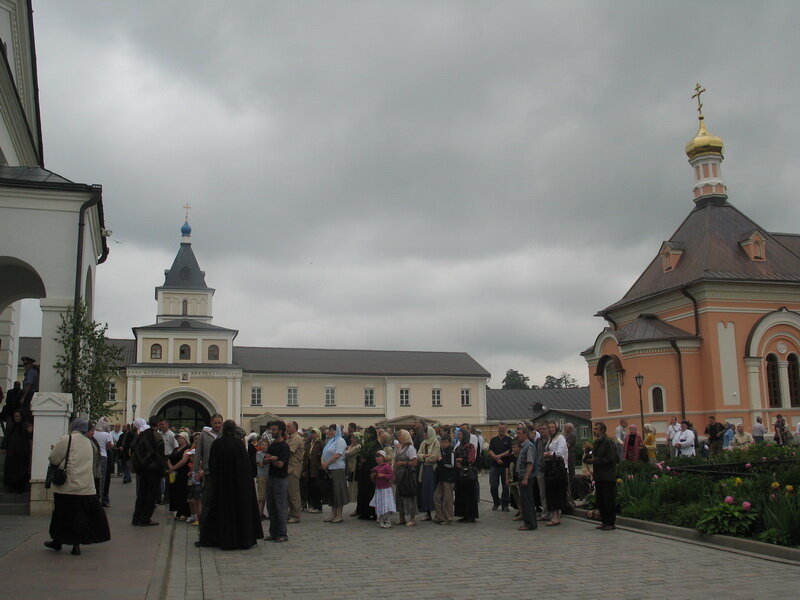 Паломники перед храмом