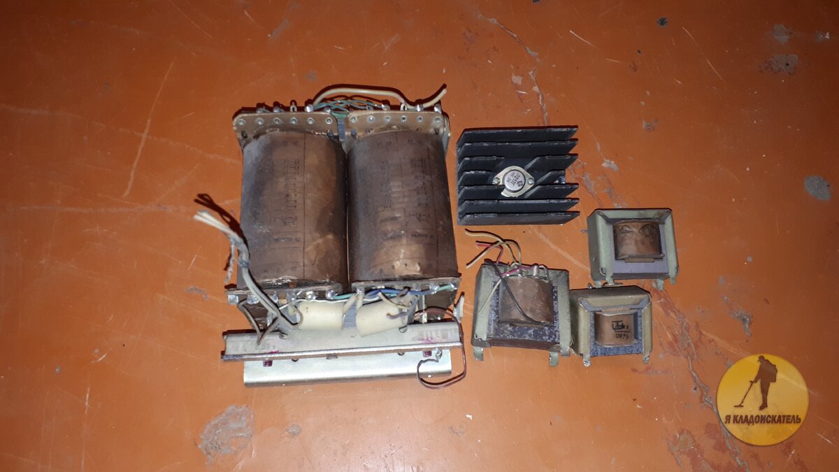 Хотел выкинуть старый телевизор, но передумал и сдал в металлоприёмку ...