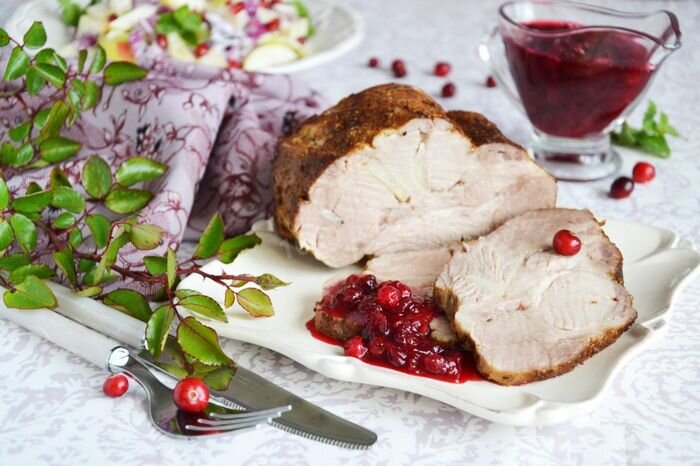 Буженина – универсальное блюдо, которое можно приготовить из чего-угодно – лопатки, шейки или даже окорока. Кроме того, существует масса рецептов, что позволят изменить вкус любимого и такого простого блюда до неузнаваемости.