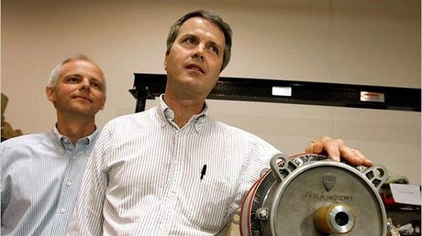 Мартин Эберхард и Марк Тарпенник с двигателем Tesla