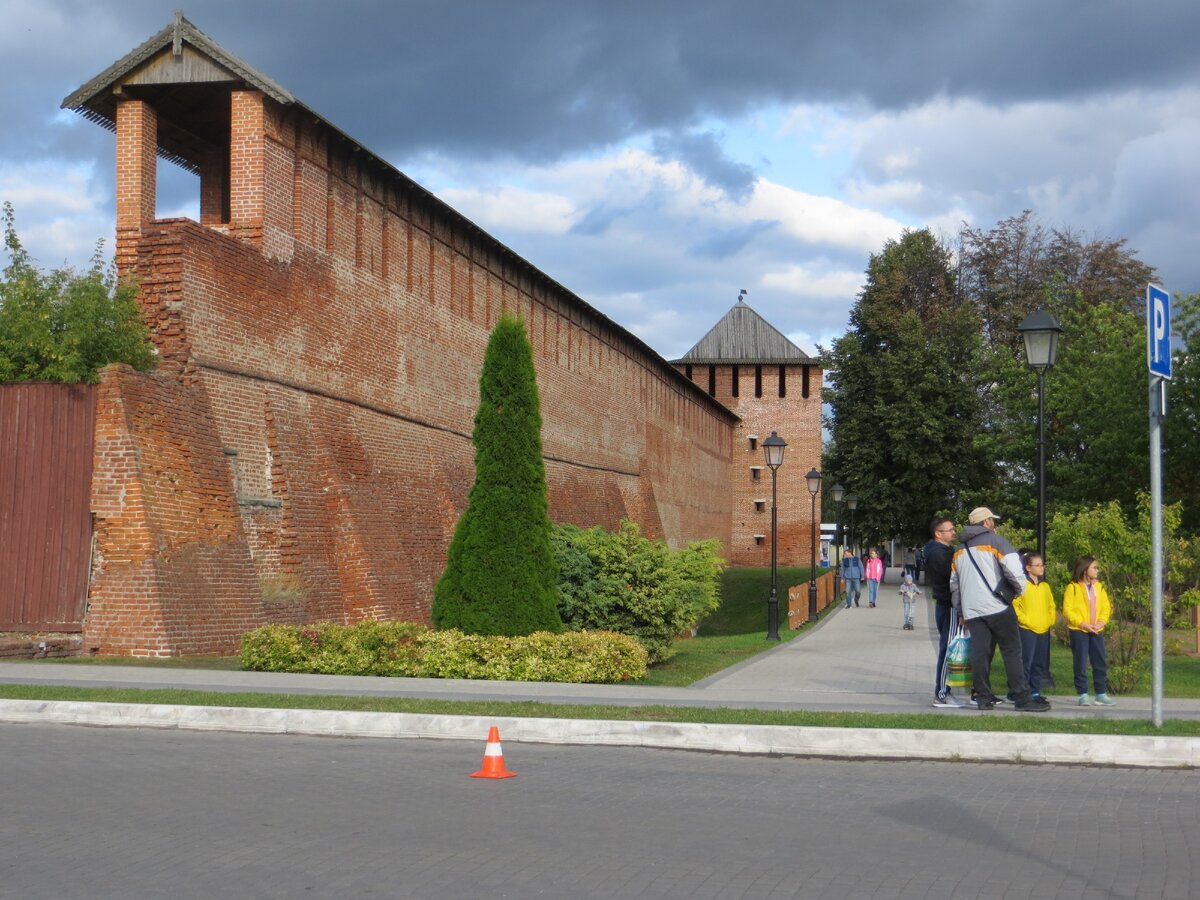 Кремлевская стена и Ямская башня