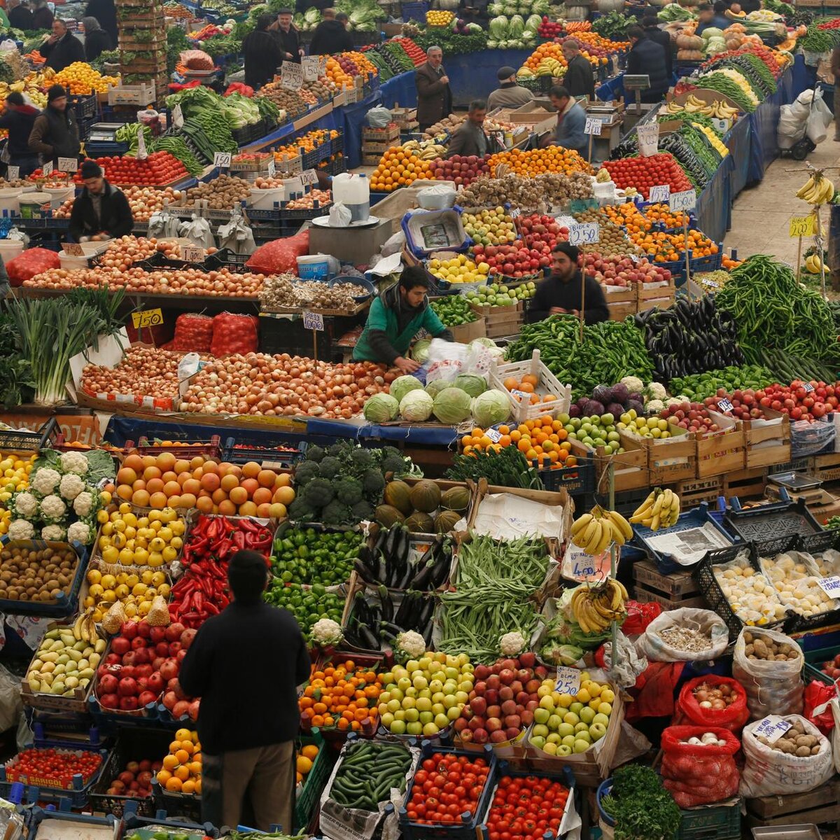 Рынок в Турции всегда многолюдный и громкоголосый