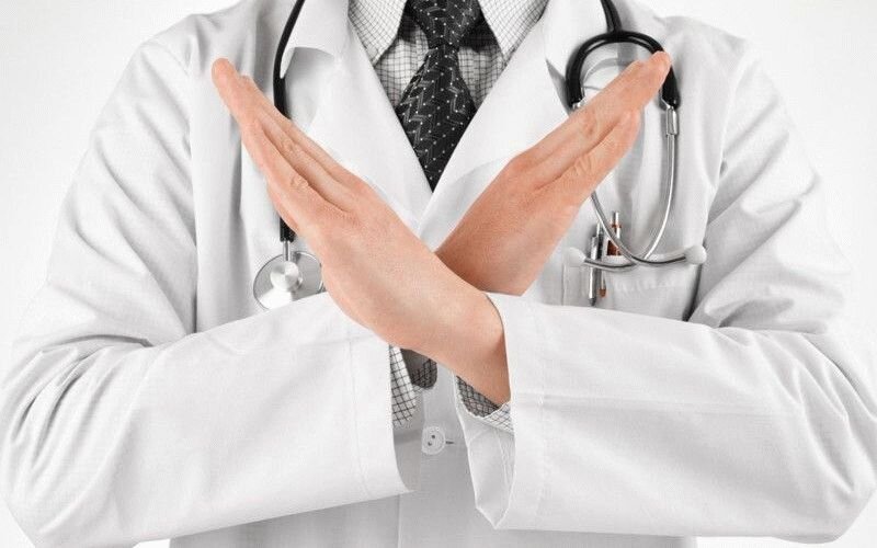 Клятву Гиппократа не дают уже давно, хотя бы по той причине, что в ней даётся запрет на помощь в прерывании беременности.