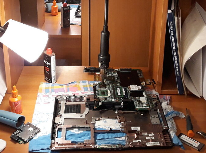 и один из способов его прожарки специальным инструментом 