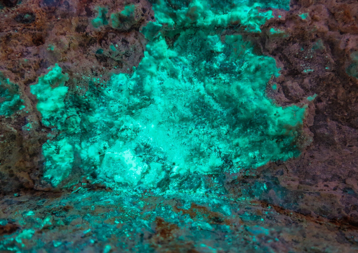 Гнездо либигитовой минерализации на скальной породе