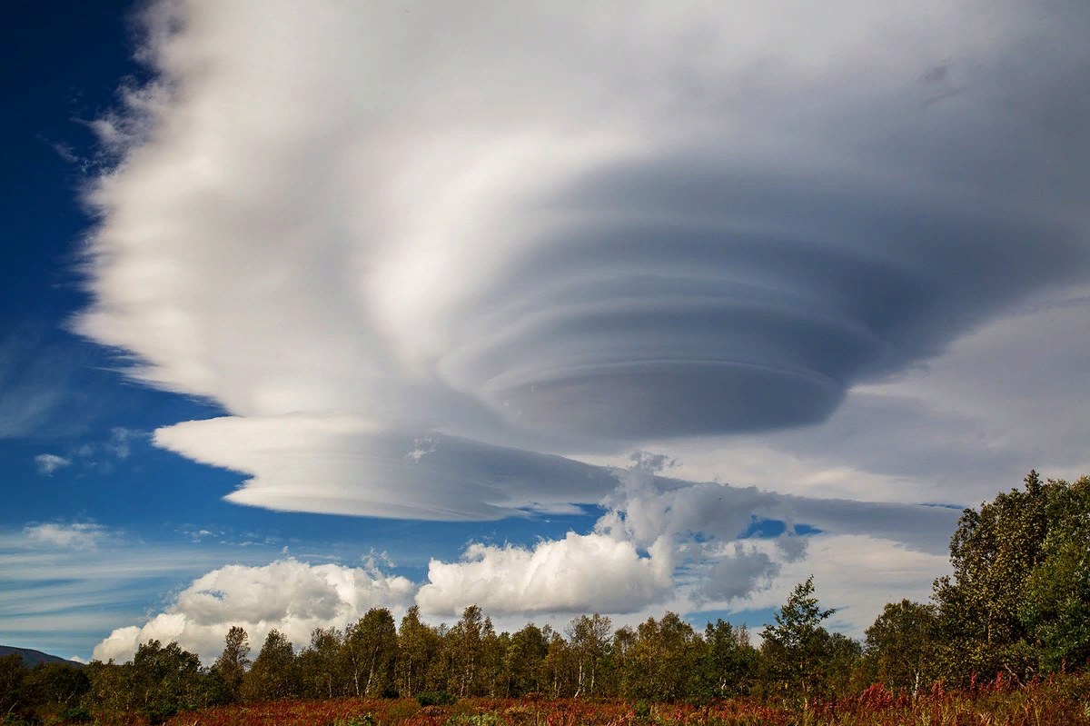 Невероятное небо. Линзовые облака в Якутии. Лентикулярные облака на Камчатке. Якутия линзовые облака редчайшее явление природы. Лентикулярные (линзовидные) облака.