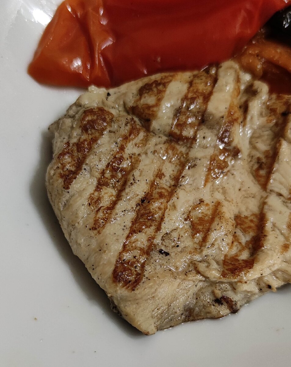 180 граммов куриной грудки на гриле и тушеные овощи. 