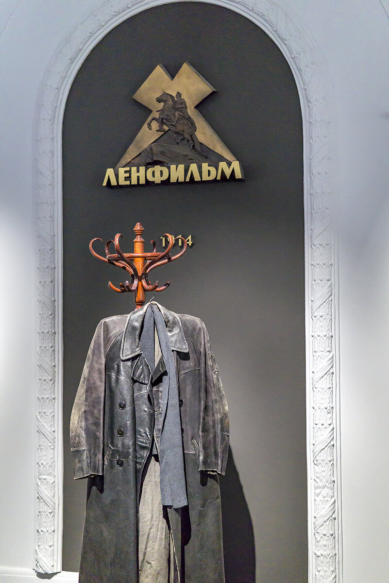 Сегодня в холле главного здания киностудии находится эта инсталяция. Плащ Ивана Лапшина из кинофильма "Мой друг Иван Лапшин". 1985г. Реж. Алексей Герман. Фото: В.Кононов.