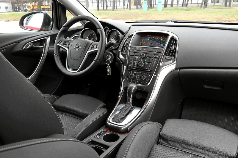 Рабочему месту водителя хочется отдельно спеть дифирамбы. Кресло на редкость удобное, с широким диапазоном разнообразных регулировок. Боковые валики ровно на своем месте — ни широко, ни узко. С комфортом устроиться за рулем (который, кстати, можно регулировать как по наклону, так и по вылету) не составит труда водителю любого роста и комплекции. Порадовала и выдвижная подколенная подушечка. 
