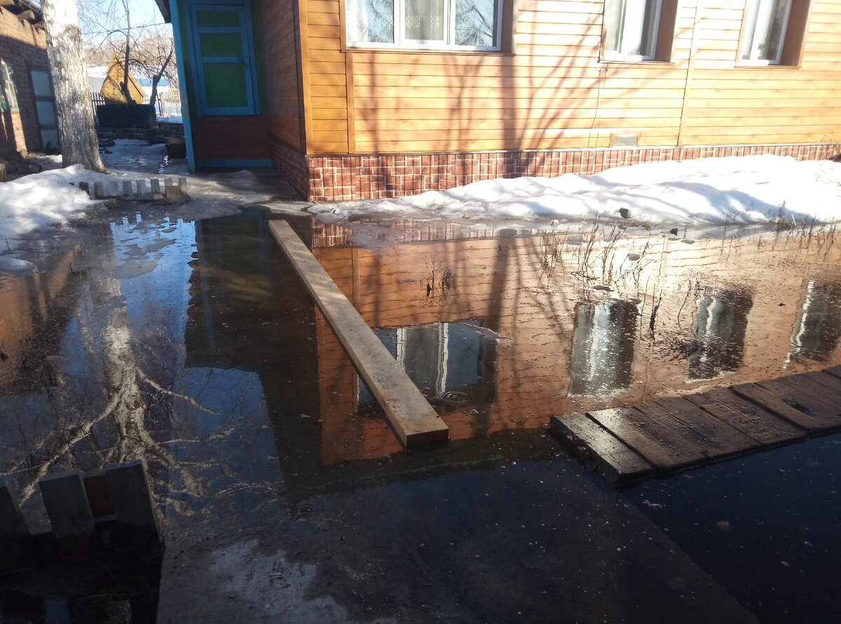 Каждую весну так (если зима снежная). Разливается за день-уходит за ночь. Утром по дорожке идем, вечером по мосточкам самопальным. )))