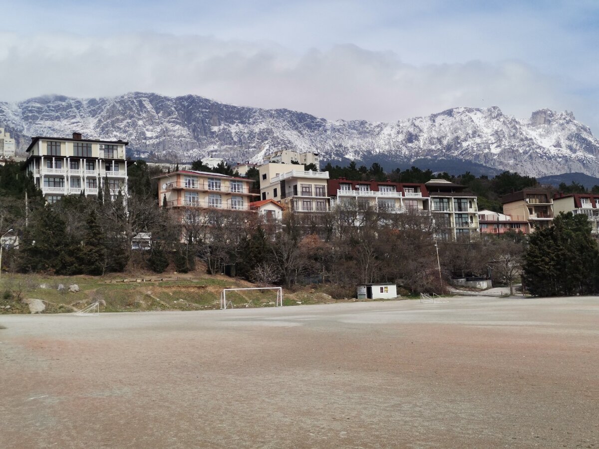Поле, где мы бегаем короткие дистанции и тест Купера. За ним Алупкинская стена и Ай-Петри.