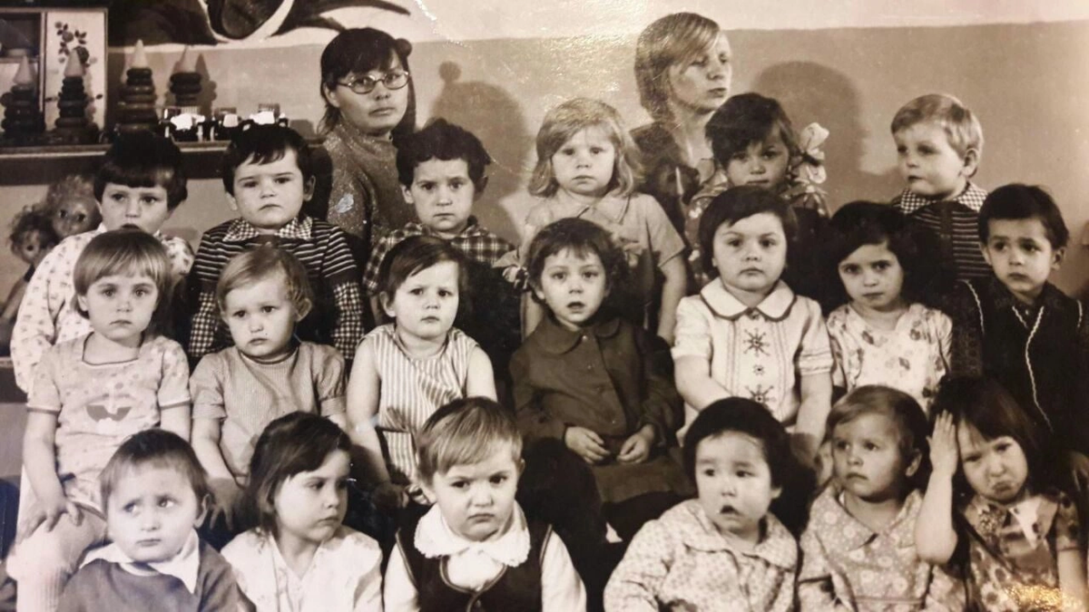 Здесь моя мамочка! Справа внизу в углу. Сидит, самая недовольная)))