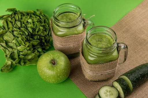 Не нравится грызть яблоки - делайте из них вкусный сок! Только пейте быстрее, полезные вещества быстро пропадают.