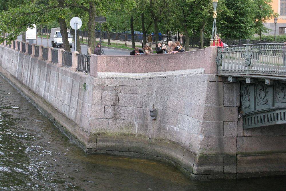 Петербург скульптура чижика. Чижик-пыжик в Санкт-Петербурге. Памятник Чижику-Пыжику в Санкт-Петербурге. Памятник Чижику Пыжику на Фонтанке. СПБ Чижик пыжик памятник.