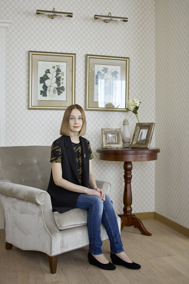 Дизайнер Анна Киселева. Кресло, Estetica. Столик, на заказ, bugrov.pro. Обои, Zoffany Papered Walls, "Ампир Декор". ФОТО СЕРГЕЙ АНАНЬЕВ