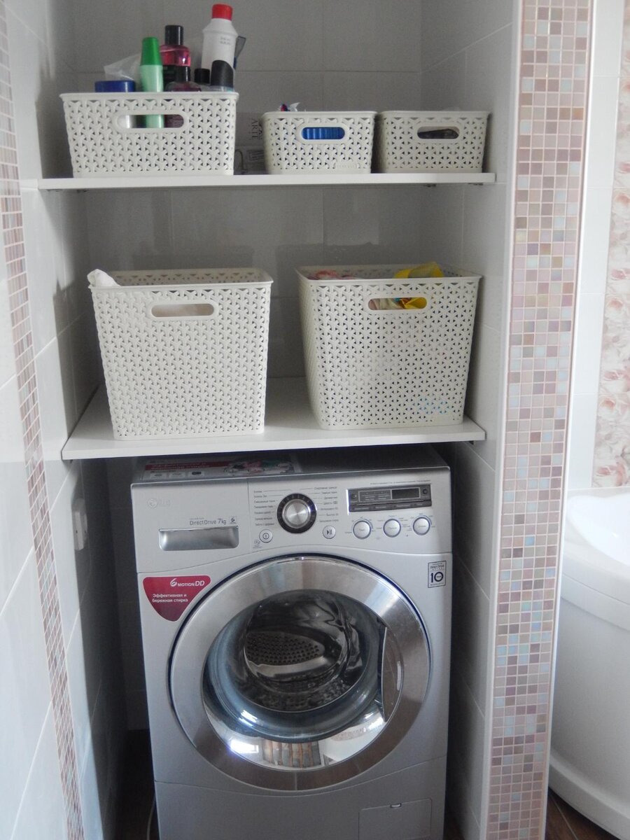 Хранение в моей ванной комнате на открытых полках в пластиковых корзинках