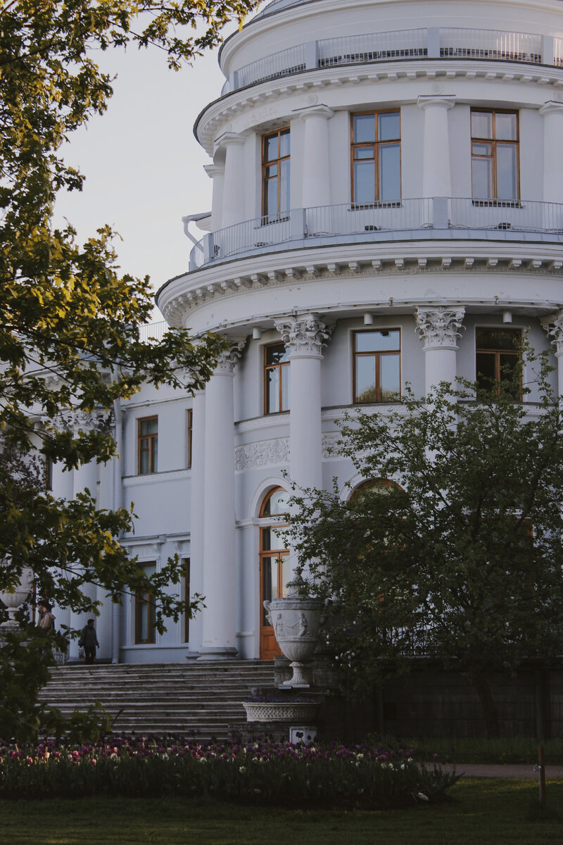 Елагиноостровский дворец-музей. Музей русского декоративно-прикладного искусства и интерьера XVIII-XX вв. Архитектор К.И. Росси