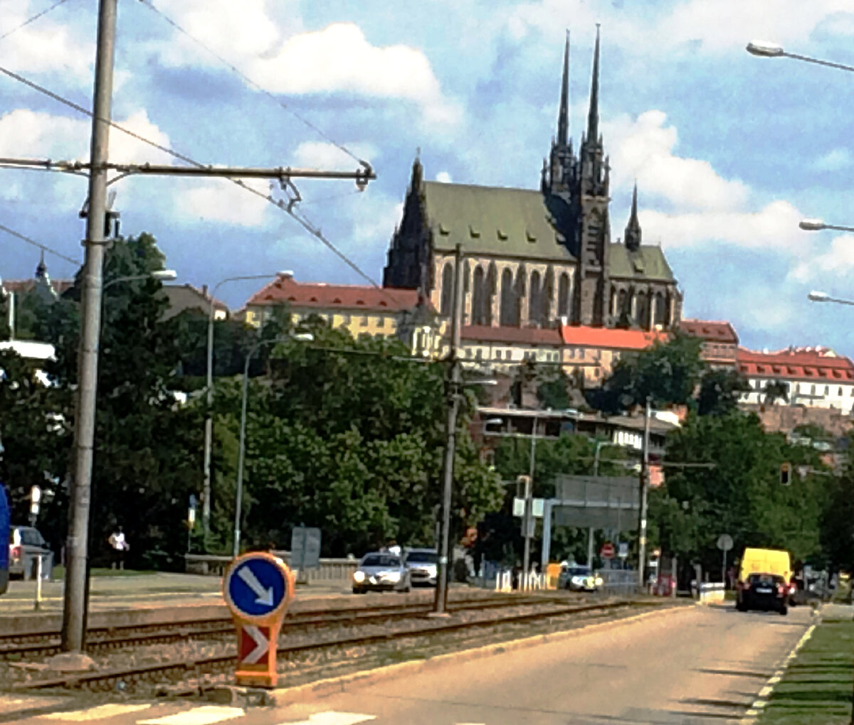 Нет, это не дрожащие руки, это в разгар летнего дня от асфальта идет такое тепло, что изображение "плывет"