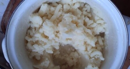  Отвар слить, картофель размять, как для пюре.