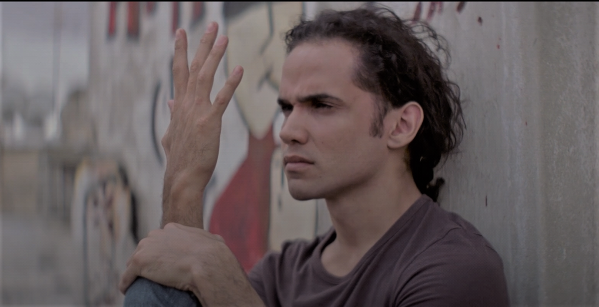 Британский актёр Рис Ричи, сыгравший Афшина Гаффариана. Кадр из фильма «Танцующий в пустыне»