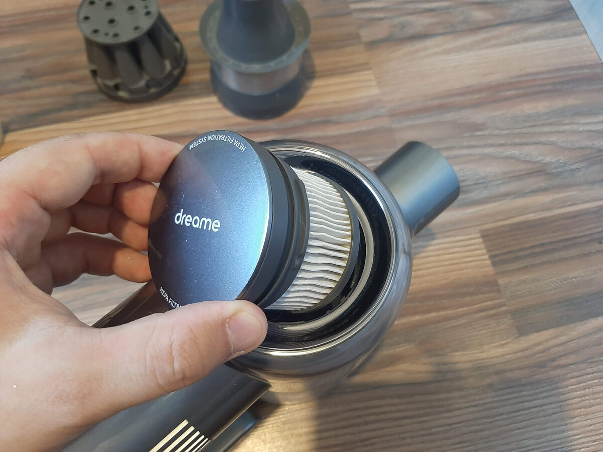 Фильтр размещается в верхней части пылесоса