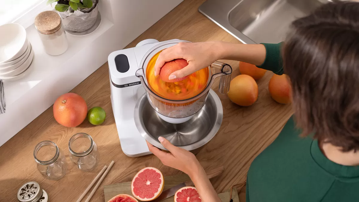 Кухонную машину с насадкой в виде цитрус-пресса можно использовать как соковыжималку и готовить по утрам апельсиновый или грейпфрутовый фреш 