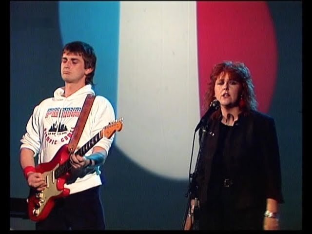 Майк Олдфилд и Мэгги Райли исполняют Moonlight Shadow на концерте во время гастролей во Франции в 1984-м году.