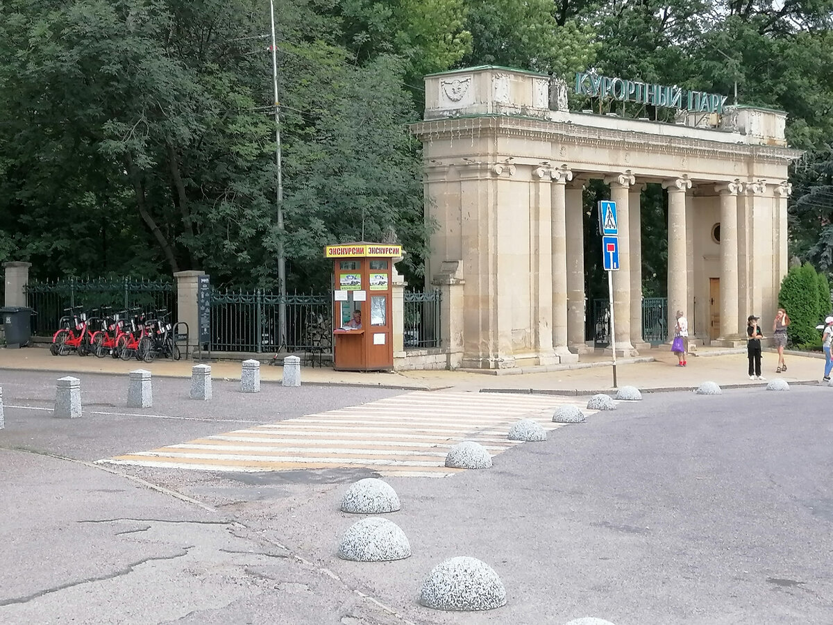 На воротах надпись - "Курортный парк", а на карте...
