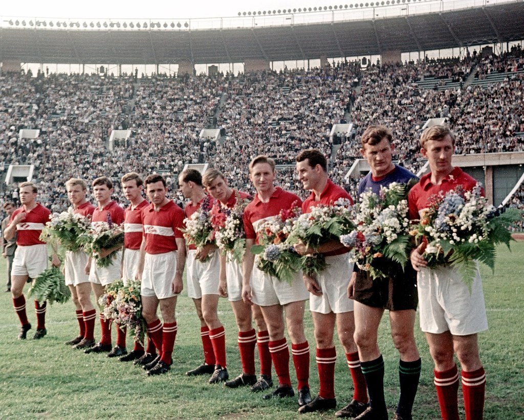 Спартак в зените славы.... Это была целая эпоха - эпоха яркого, красивого, атакующего футбола.... Это была эпоха триумфа и нескончаемых побед.... Тогда казалось, что это не кончится никогда....