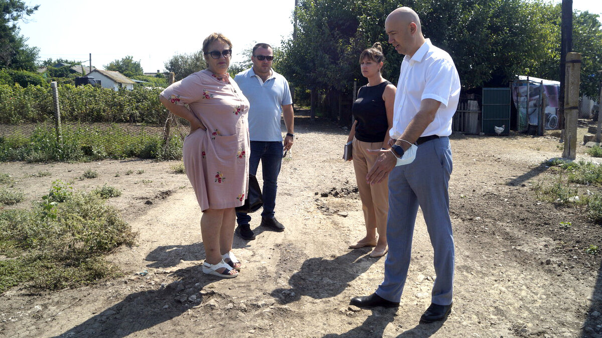 Глава администрации — частый гость в сёлах района: контролирует ход выполнения ремонта автомобильной дороги в Урожайном