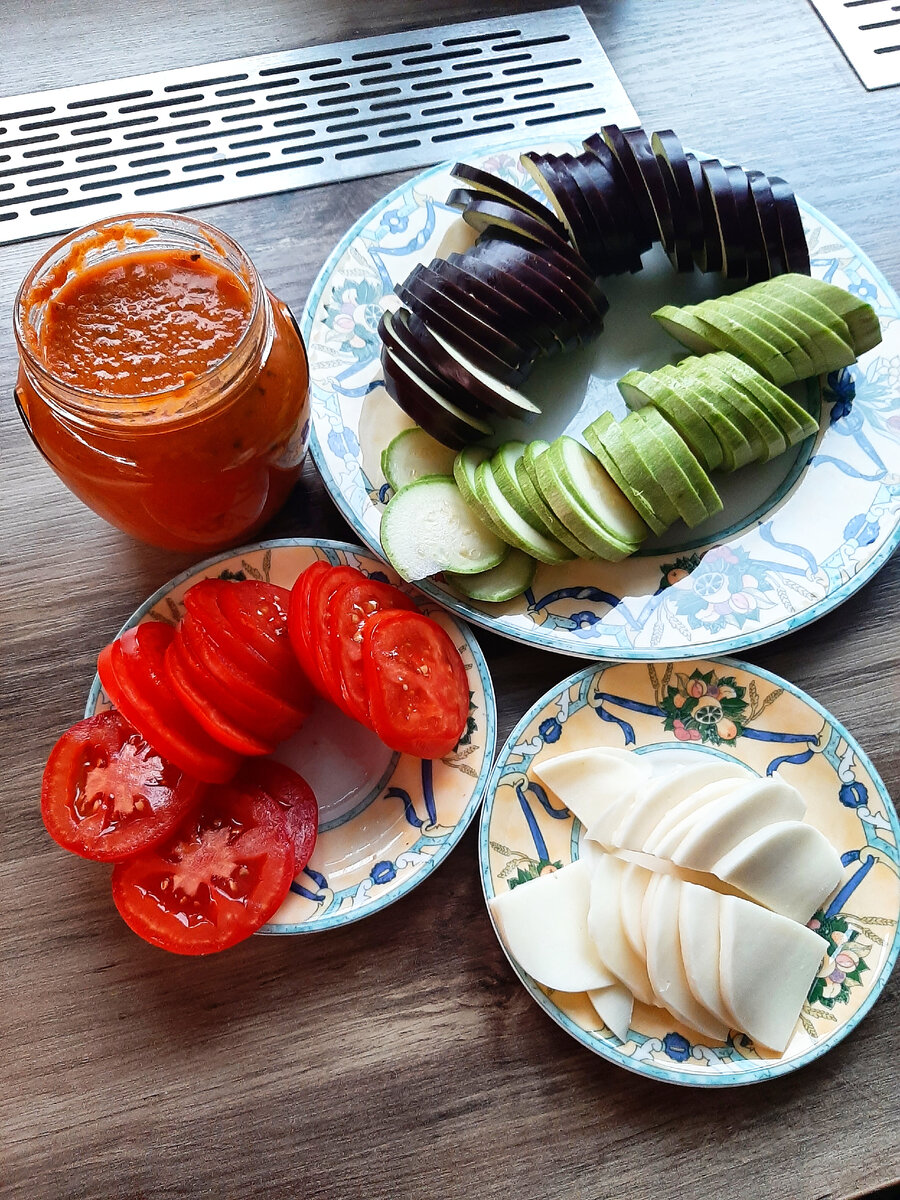 Если использовать готовый томатный соус, то ратутуй готовится быстро.