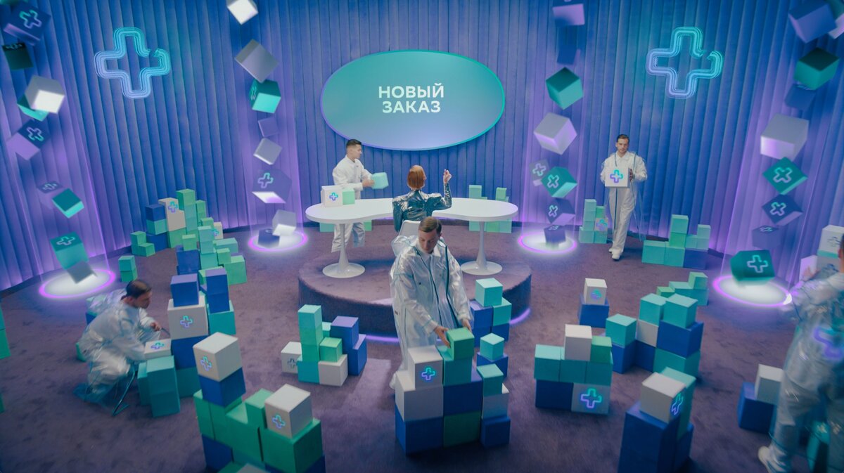 Кадры из ретро-футуристичного склада СБЕР ЕАПТЕКИ, где моментально собирается заказ клиента.