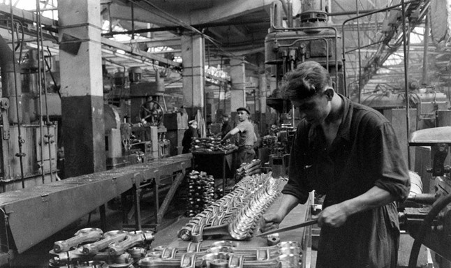 В СССР профессия рабочего на заводе была одна из самых престижных. Фото взято из открытых источников