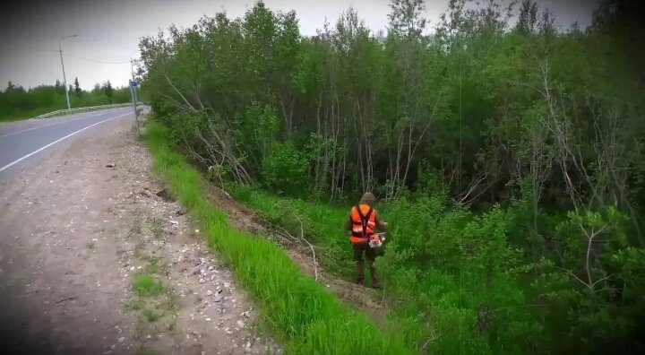 Рабочий очищает полосу отвода. Потихоньку, не торопясь, с перекуром. (Фото взято из свободных источников в интернете.) 