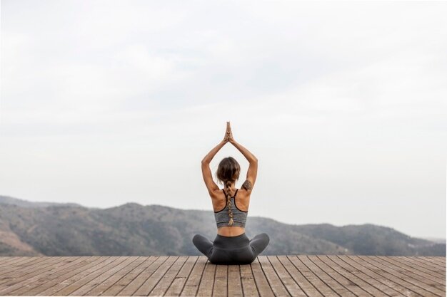 https://ru.freepik.com/free-photo/back-view-of-woman-doing-yoga-outdoors_11283080.htm#page=1&query=%D1%87%D0%B0%D0%BA%D1%80%D1%8B&position=0&from_view=search