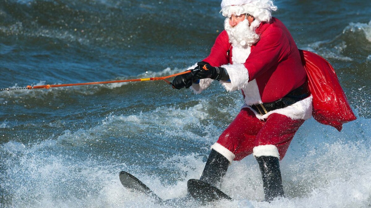 Санта Клаус катается на водных лыжах. Источник: https://clck.ru/ZS9nc