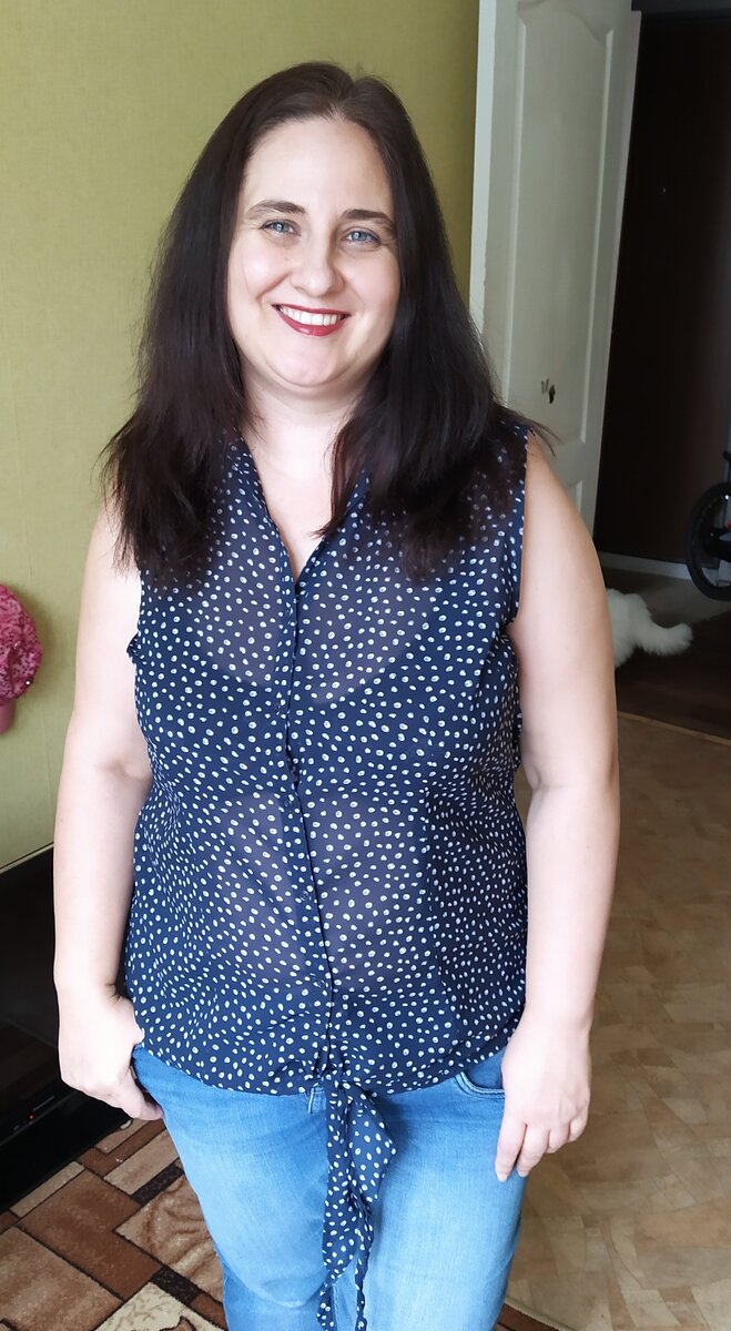 Автор канала. На заднем плане - бывшая  бездомная кошка. У меня таких две. 