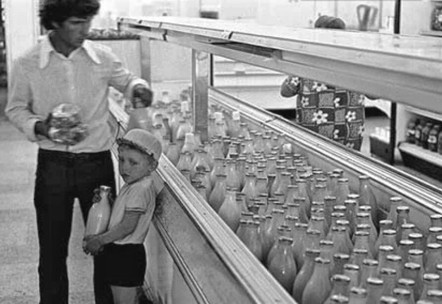 Прилавок-холодильник с молоком в магазине СССР.