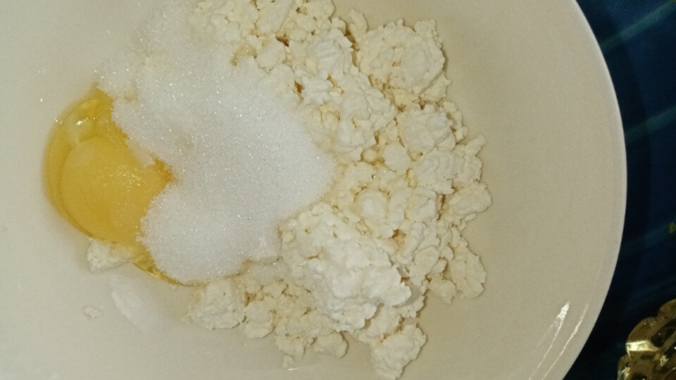 Ингредиенты для сырников в емкости