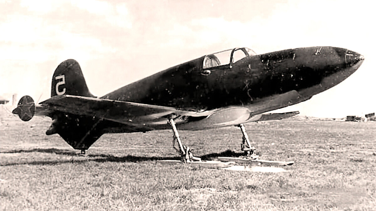 Фото приземлившегося истребителя